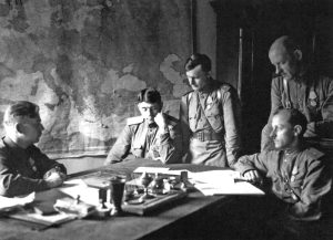 Офицеры ЛШПД: майор А.Ф. Михайлов – начальник отдела материально-технического обеспечения; ст. лейтенант Н.П. Виноградов – начальник финотдела; лейтенант Г.В. Воробьёв – помощник начальника финотдела; неизвестный; майор Г.И. Яковлев – ст. помощник начальника отдела материально-технического обеспечения. Ленинград. 1944 г. Фото Р.С. Гатовского. ЦГАИПД СПб. Ф. Р-116л. Оп. 16. Д. 117. Л. 1 