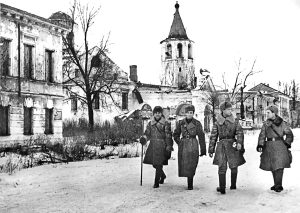 Командиры Красной Армии на Большой Московской улице. Новгород. Январь–февраль 1944 года. Из фондов ЦГАКФФД СПб