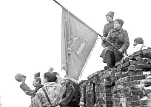 Боевое знамя 1258-го стрелкового ордена Александра Невского полка, поднятое над кремлёвской стеной после освобождения Новгорода 20 января 1944 г. Фото Г. Коновалова. Из фондов РГАКФД 