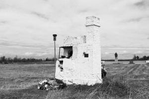 Фрагмент мемориала «Большое Заречье – русская Хатынь» в дер. Большое Заречье Ленинградской области. Фото Е.Н. Ларина. 2016 г.