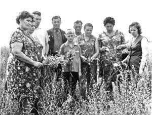 Трофим Лысенко с родными героев у места боя