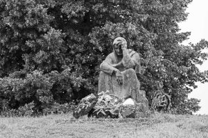 Памятник «Скорбящая псковитянка» на месте сожжённой в 1943 году деревни Красуха Псковской области. Фото Е.Н. Ларина. 2020 г.