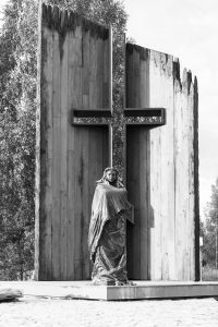 Скульптурная композиция «Скорбящая мать» музейно-мемориального комплекса в деревне Жестяная Горка Новгородской области. Фото Е.Н. Ларина. 2020 г. 