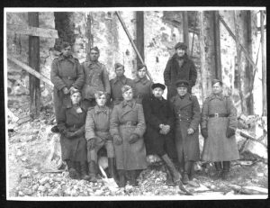 С.Н. Давыдов (в первом ряду третий справа) с группой военных у церкви Спаса на Нередице. Фото 1945 г. Из архива С.Н. Давыдова. Новгородский музей-заповедник Военными под руководством С.Н. Давыдова в 1945 г. был возведен защитный шатер над руинами храма С.Н. Давыдов (в первом ряду третий справа) с группой военных у церкви Спаса на Нередице. Фото 1945 г.Из архива С.Н. Давыдова. Новгородский музей-заповедник Военными под руководством С.Н. Давыдова в 1945 г. был возведен защитный шатер над руинами храма