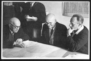 А.В.Щусев, П.В.Щусев и С.Н.Давыдов. Фото И.В. Трофимова. 1947 г. Из архива С.Н. Давыдова. Новгородский музей-заповедник А.В.Щусев, П.В.Щусев и С.Н.Давыдов. Фото И.В. Трофимова. 1947 г.Из архива С.Н. Давыдова. Новгородский музей-заповедник