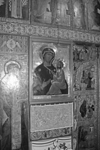 Икона «Богоматерь Тихвинская» XVI-XVII вв. в иконостасе придела Рождества Богородицы Икона «Богоматерь Тихвинская» XVI-XVII вв. в иконостасе придела Рождества Богородицы