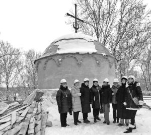 На высоте - группа коллег на временной крыше у барабана церкви Петра и Павла на Синичьей горе (слева направо – Ирина Богуцкая, Галина Кулакова, Маргарита Белоусова, Анастасия Прокофьева, Мария Зонн, Ольга Михайлова, Ульяна Ефимова, Ольга Коваленко). На высоте - группа коллег на временной крыше у барабана церкви Петра и Павла на Синичьей горе (слева направо – Ирина Богуцкая, Галина Кулакова, Маргарита Белоусова, Анастасия Прокофьева, Мария Зонн, Ольга Михайлова, Ульяна Ефимова, Ольга Коваленко).